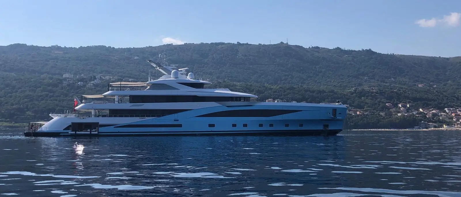 Amalya incanta la baia di Santa Venere: a Vibo Marina il superyacht da 78 metri e 150 milioni di dollari\n