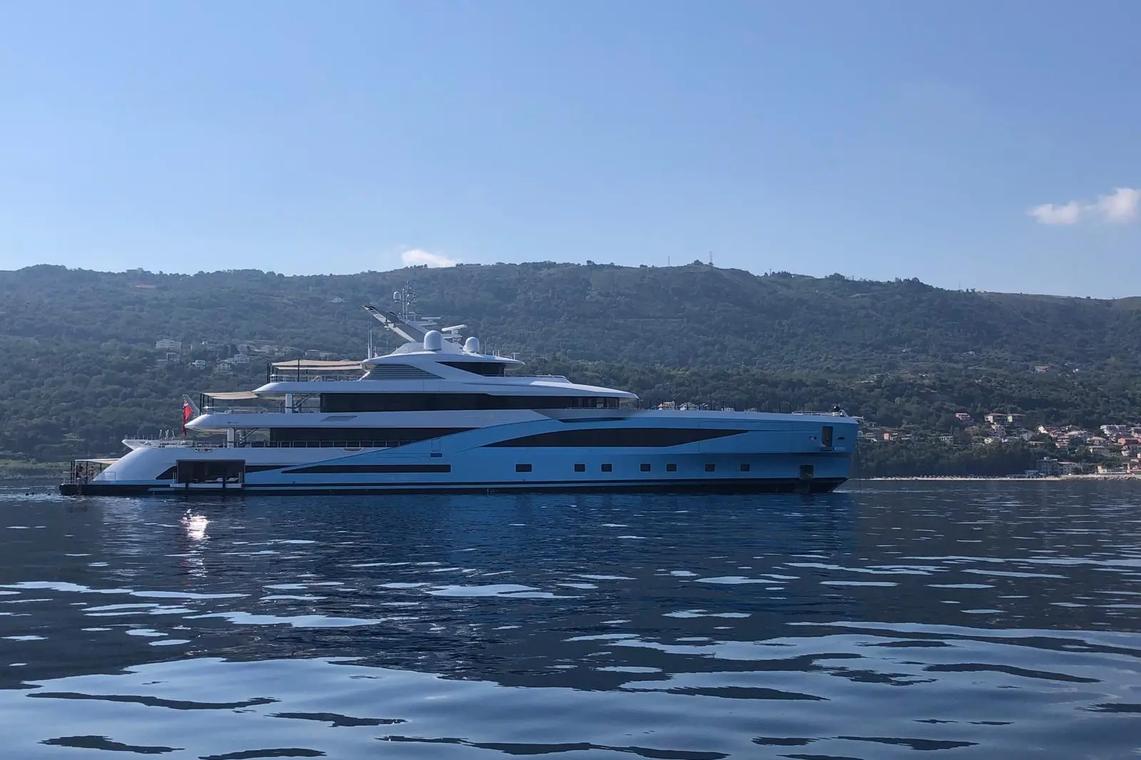 Amalya incanta la baia di Santa Venere: a Vibo Marina il superyacht da 78 metri e 150 milioni di dollari\n