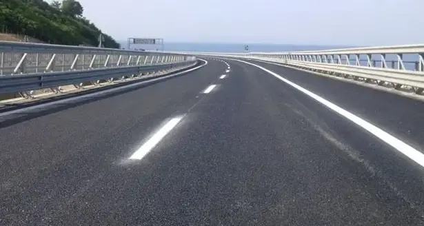Muore in auto durante il viaggio, i genitori se ne accorgono dopo cento chilometri: «Pensavamo dormisse»\n