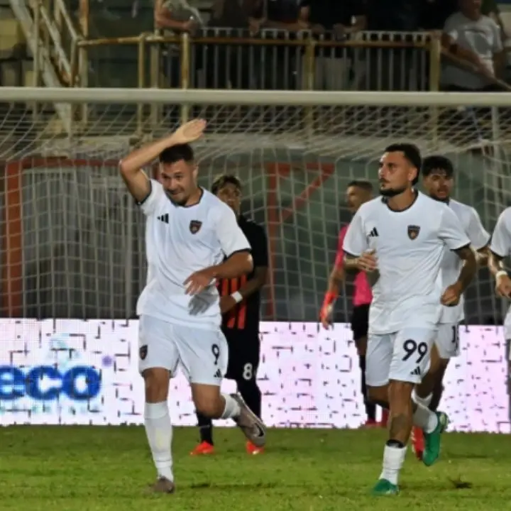Cosenza corsaro allo Scida: il derby calabrese di Coppa Italia finisce 0-2, Crotone eliminato\n