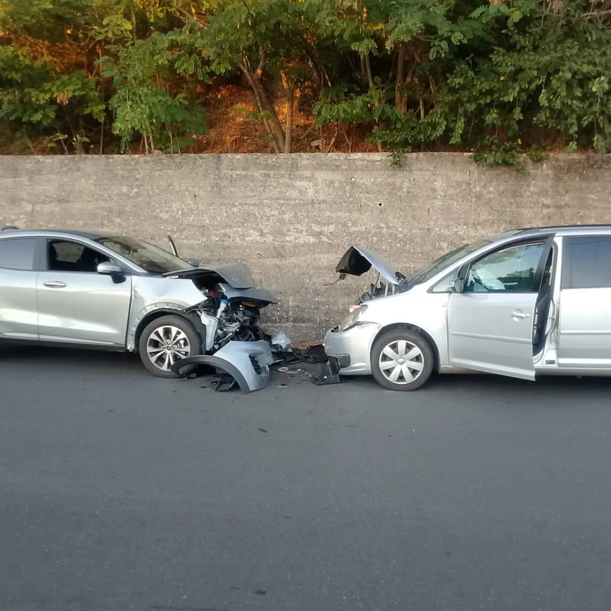Acri, scontro tra due auto in contrada Duglia: tre feriti, una donna finisce in ospedale\n