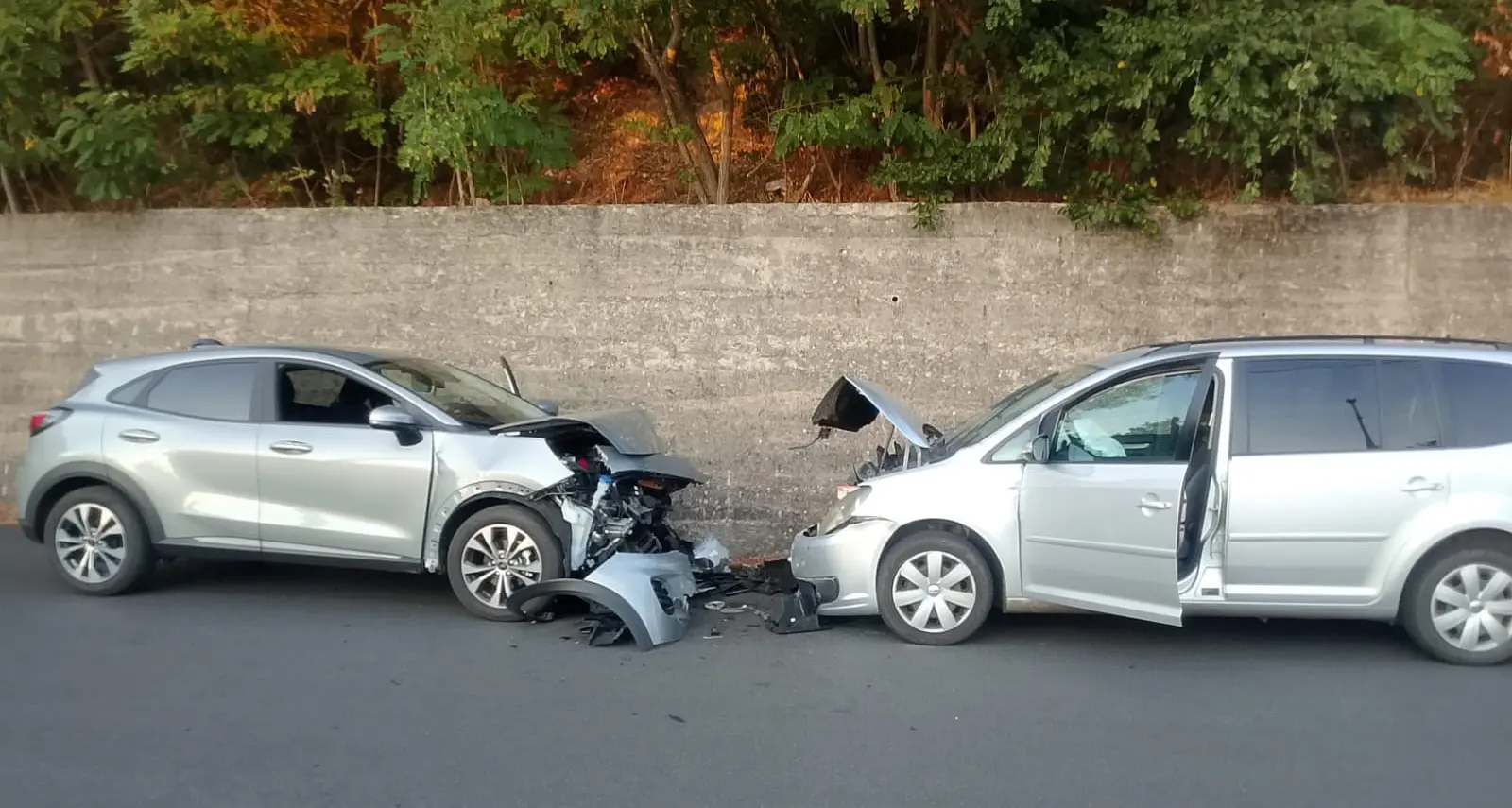 Acri, scontro tra due auto in contrada Duglia: tre feriti, una donna finisce in ospedale\n