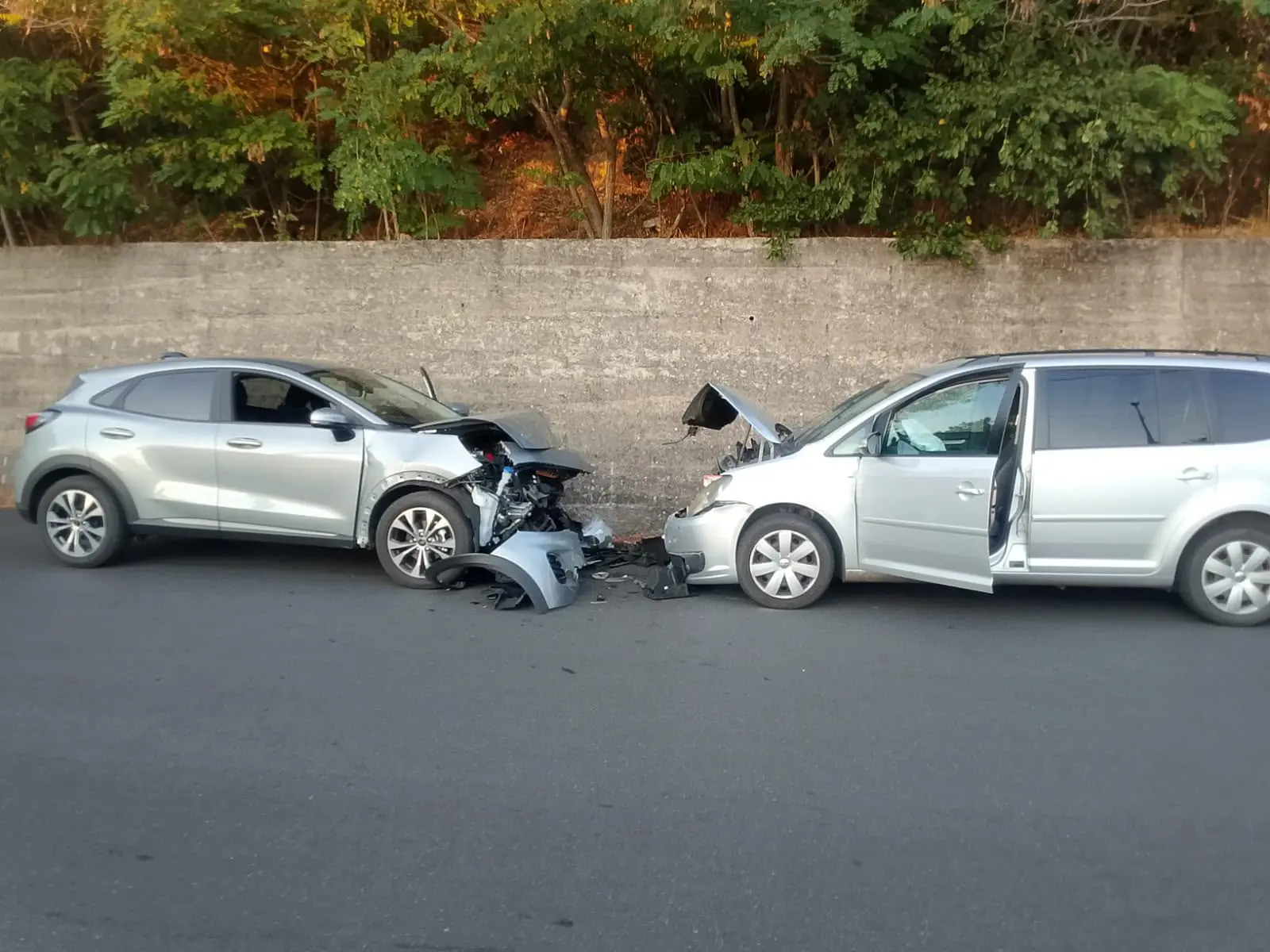 Acri, scontro tra due auto in contrada Duglia: tre feriti, una donna finisce in ospedale\n