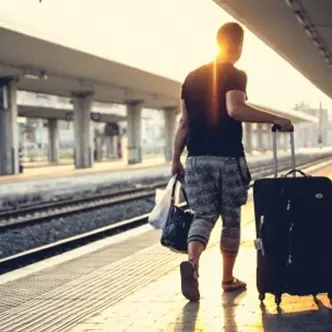 Agosto tra chi parte, chi torna, chi resta: Reggio e il sogno di una vita possibile\n