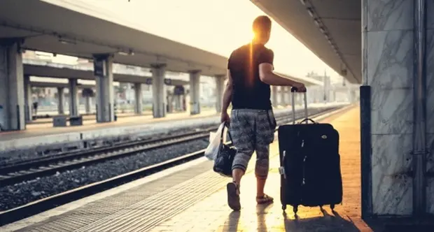 Agosto tra chi parte, chi torna, chi resta: Reggio e il sogno di una vita possibile\n