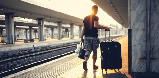 Agosto tra chi parte, chi torna, chi resta: Reggio e il sogno di una vita possibile\n