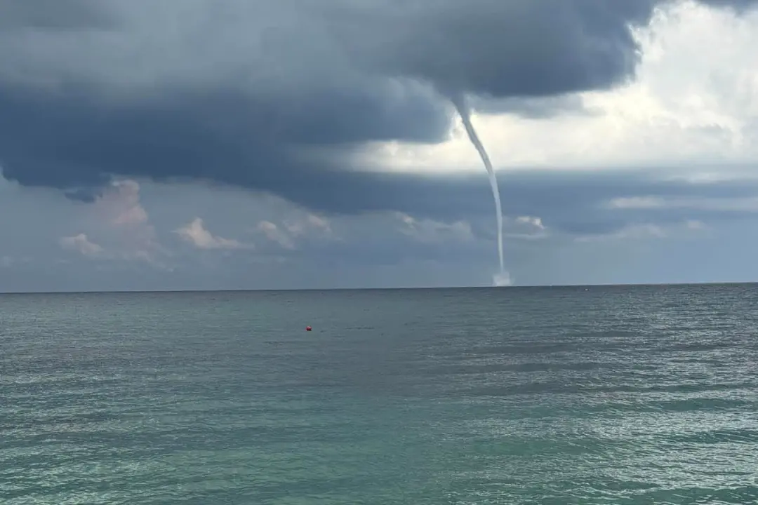 Vibo, spettacolare tromba marina al largo: il caldo lascia spazio all’instabilità, forti temporali nelle prossime ore\n