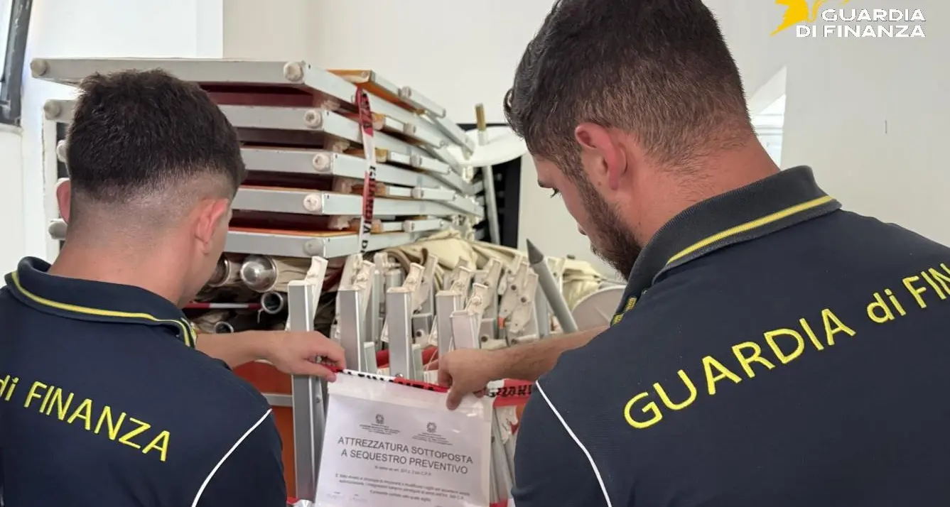Estate di controlli della Gdf in Calabria:\u00A0quasi un’attività su due irregolare, scoperti 67 lavoratori in nero\n