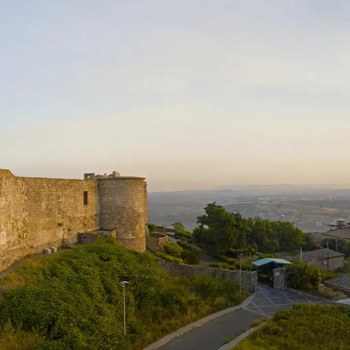 Vibo, il Castello Svevo diventa un cinema sotto le stelle: il 21 agosto sul grande schermo Massimo Troisi\n
