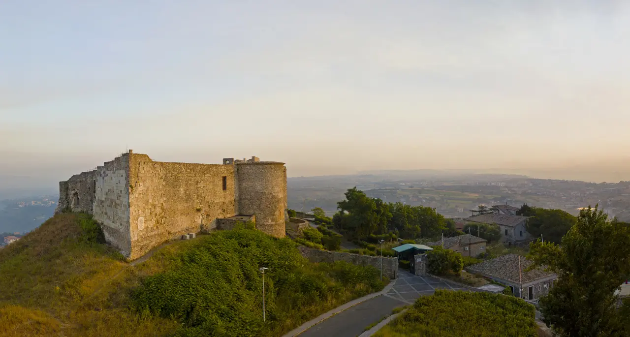 Vibo, il Castello Svevo diventa un cinema sotto le stelle: il 21 agosto sul grande schermo Massimo Troisi\n