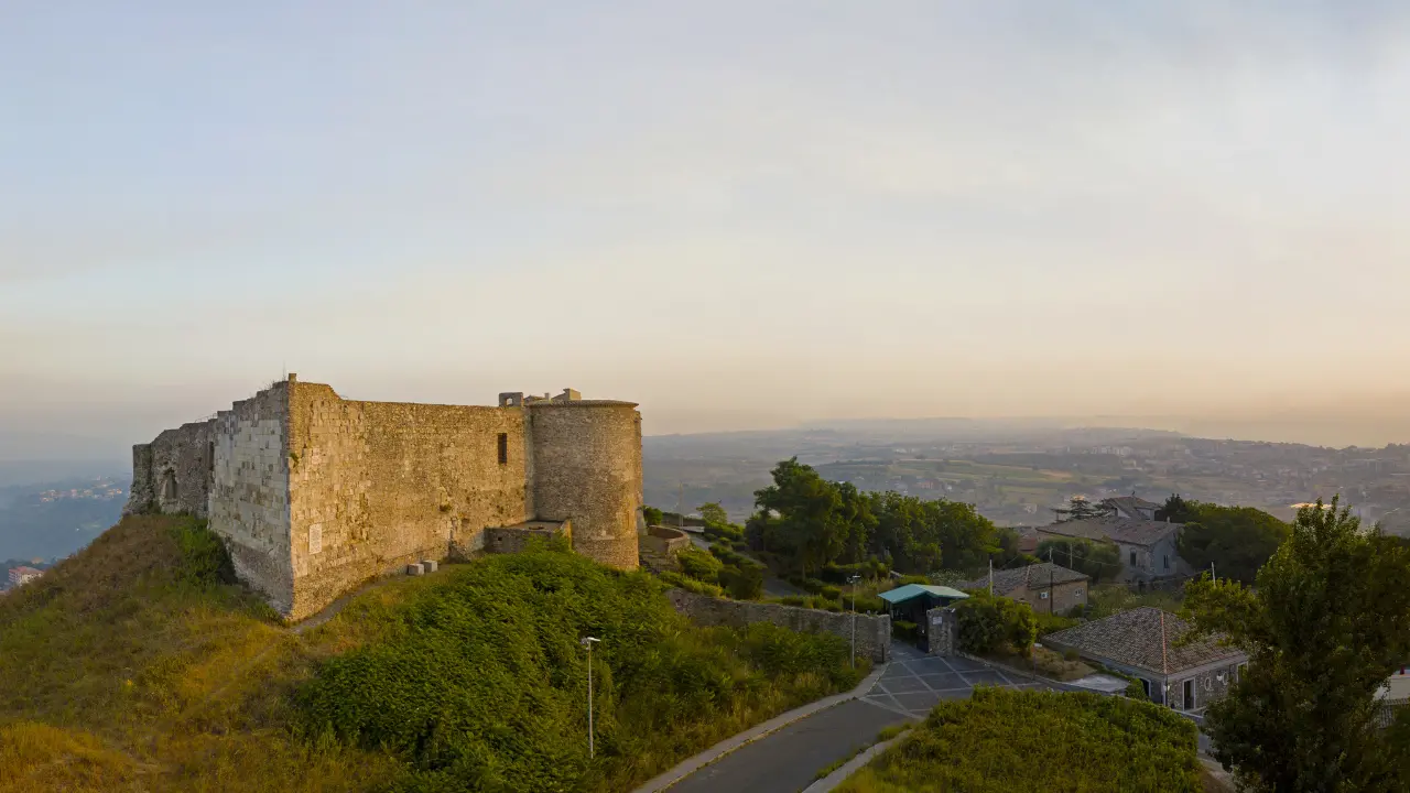 Vibo, il Castello Svevo diventa un cinema sotto le stelle: il 21 agosto sul grande schermo Massimo Troisi\n