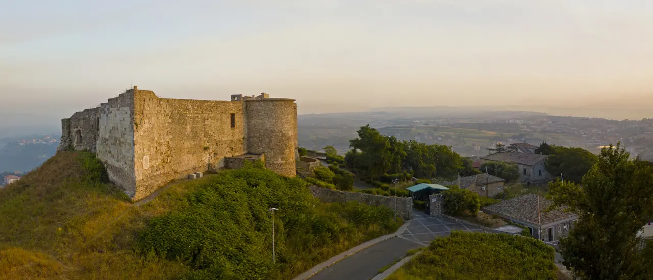 Vibo, il Castello Svevo diventa un cinema sotto le stelle: il 21 agosto sul grande schermo Massimo Troisi\n