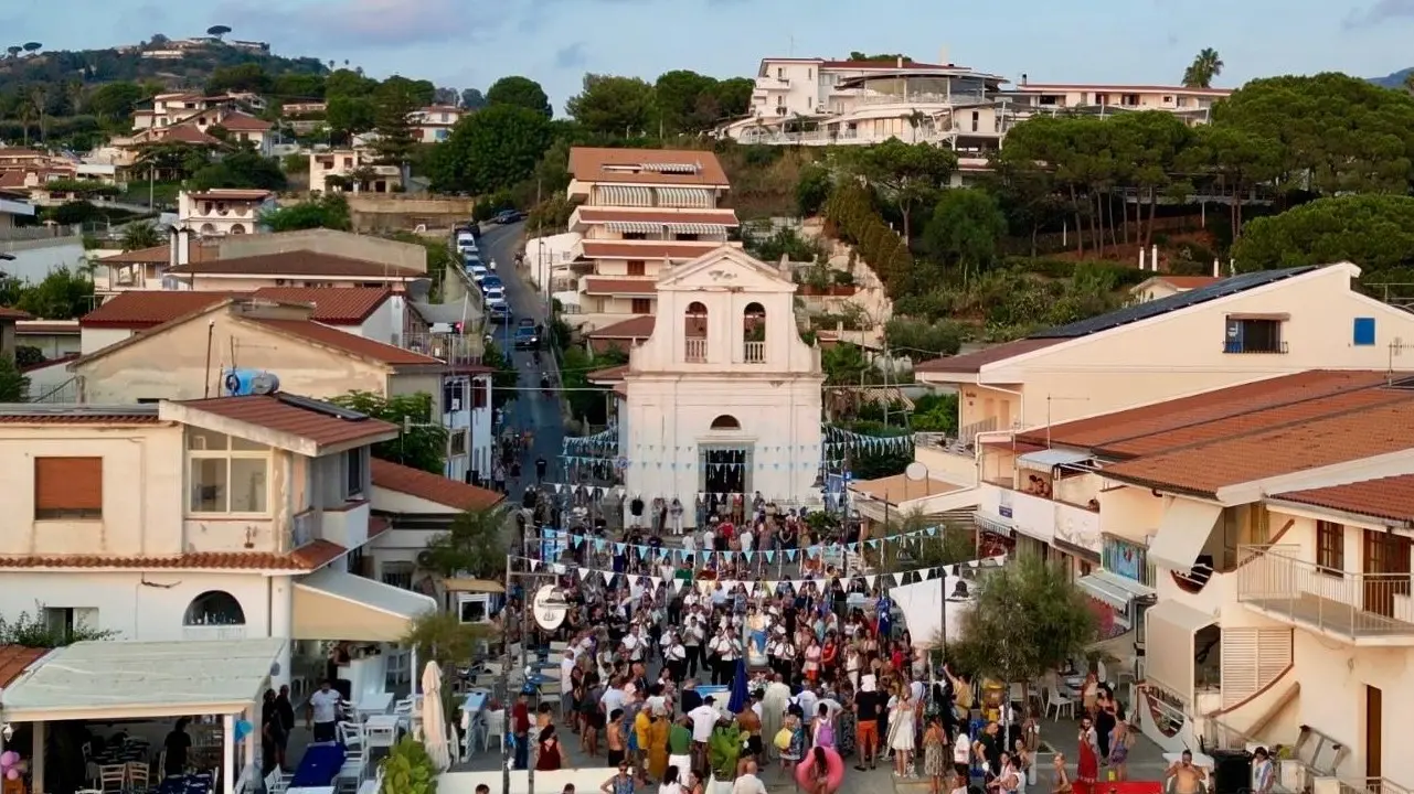 <p>Santa Maria di Ricadi, <span style=\"color:hsl(0, 75%, 60%);\">niente processione in mare</span> per la festa dell’Assunta: il rettore del santuario spiega perché quest’anno non si è fatta</p>