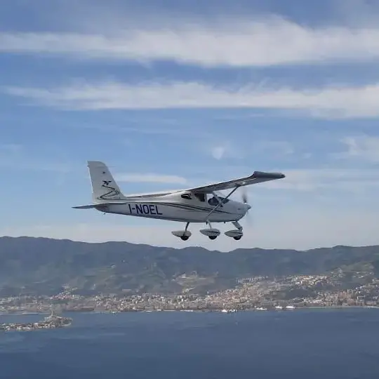 Aereo ultraleggero scomparso in Calabria, ricerche nell’entroterra: a bordo un 64enne romano e una 55enne di Matera\n