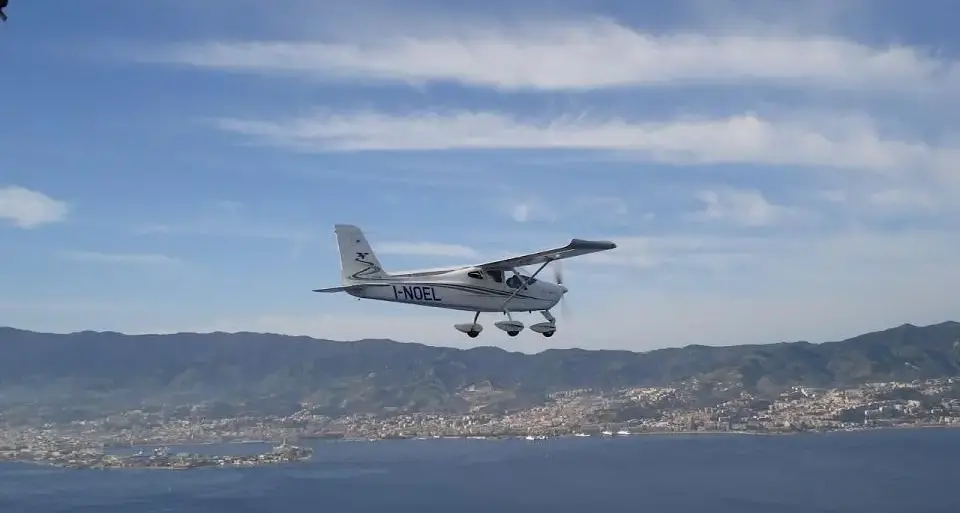Aereo ultraleggero scomparso in Calabria, ricerche nell’entroterra: a bordo un 64enne romano e una 55enne di Matera\n
