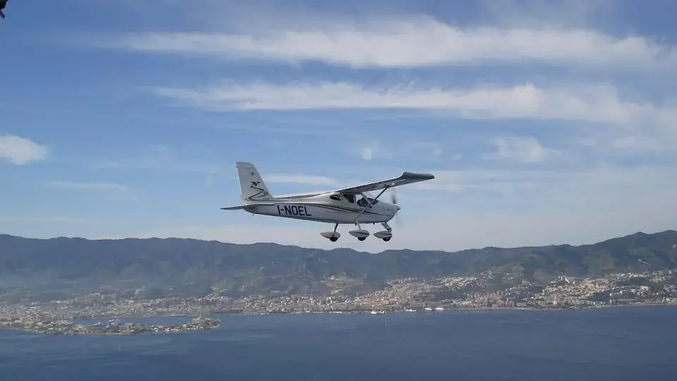 Aereo ultraleggero scomparso in Calabria, ricerche nell’entroterra: a bordo due avvocati –\u00A0NOMI\u00A0\n