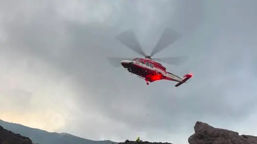 I soccorsi da parte dei vigili del fuoco dell\\'escursionista colpito da un fulmine sull\\'Etna, successivamednte morto all\\'ospedale Cannizzaro di Catania, 16 agosto 2026. L\\'uomo, di origine americana, sarebbe salito sul vulcano lungo una zona vietata quando si \\u00E8 scatenato un temporale e il fulmine che lo ha colpito. ANSA/ DARIO TERI , ANSA
