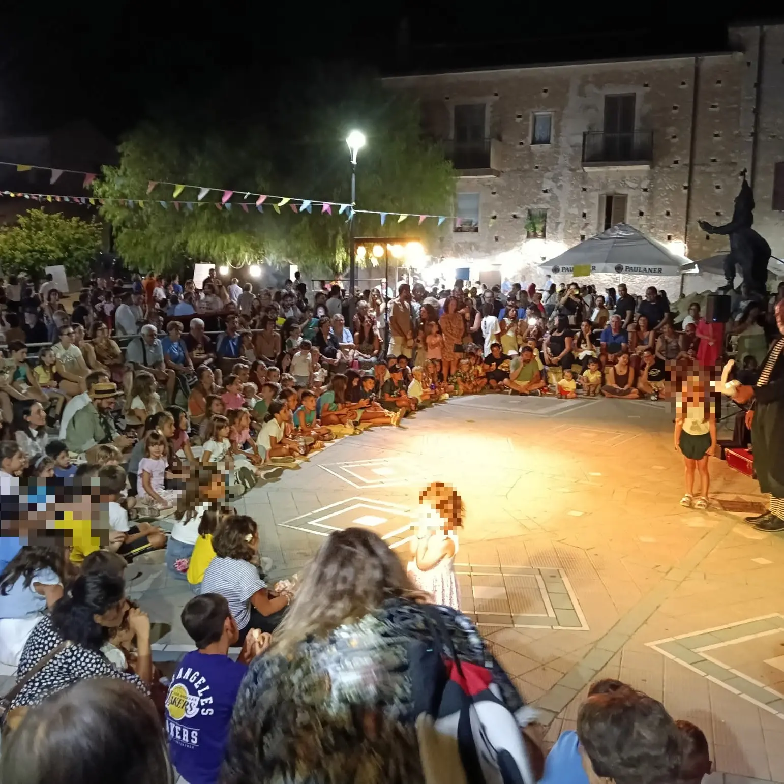 “Bratiria ’nta chiazza”, a Brattirò torna il teatro a cielo aperto: artisti di strada, circo e tradizione per l’XI edizione\n