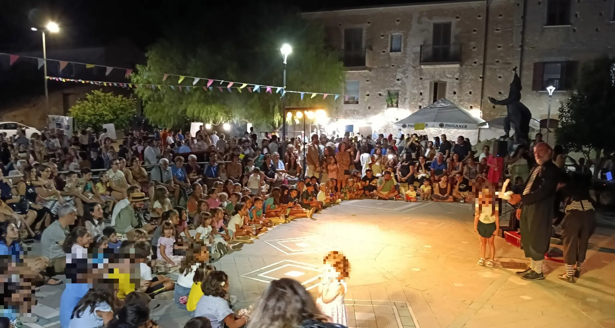 “Bratiria ’nta chiazza”, a Brattirò torna il teatro a cielo aperto: artisti di strada, circo e tradizione per l’XI edizione\n