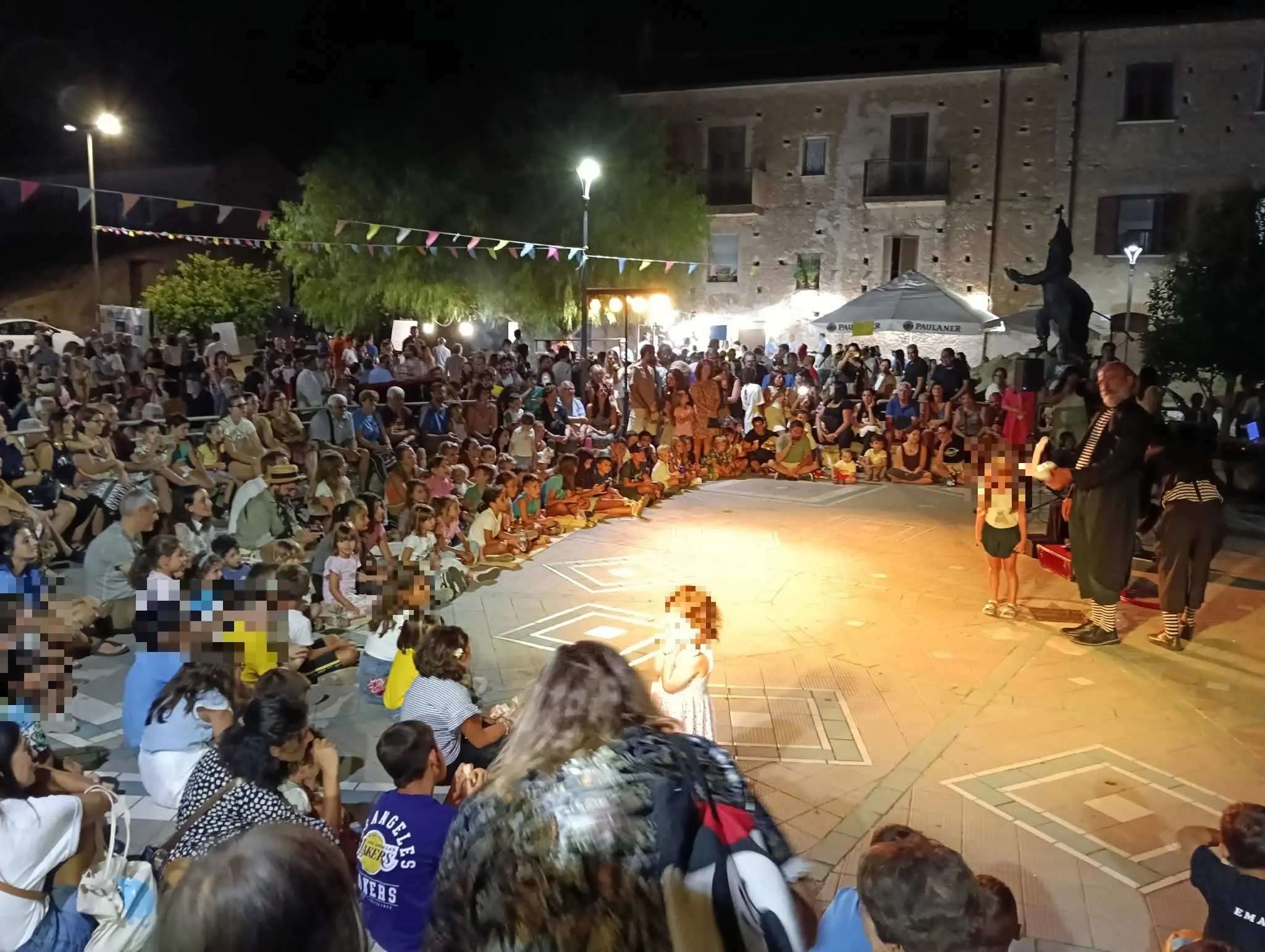 “Bratiria ’nta chiazza”, a Brattirò torna il teatro a cielo aperto: artisti di strada, circo e tradizione per l’XI edizione\n