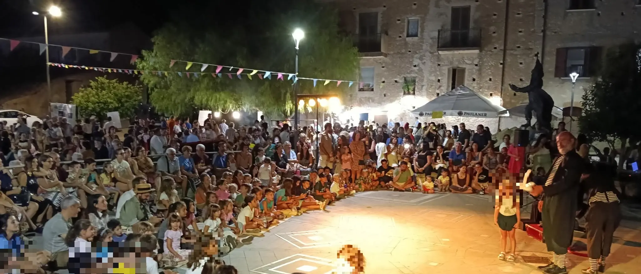 “Bratiria ’nta chiazza”, a Brattirò torna il teatro a cielo aperto: artisti di strada, circo e tradizione per l’XI edizione\n