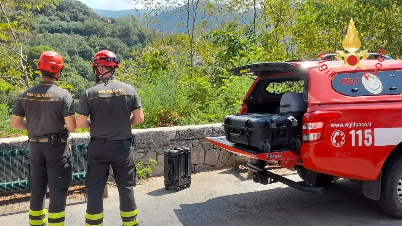 <p>Vigili del fuoco in campo per le ricerche di Carlo Arnulfo e Angela Buccico</p>\\n