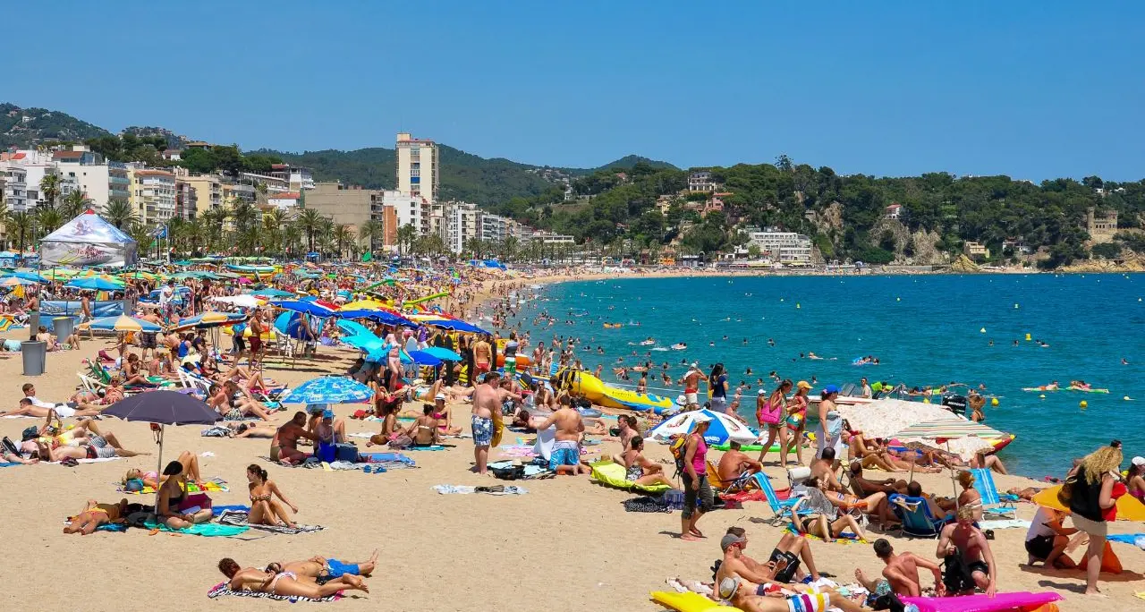 <p>Calabria, <span style=\"color:hsl(0, 75%, 60%);\">i prezzi alle stelle condizionano il turismo</span>: vacanze \"mordi e fuggi\", le famiglie non ce la fanno più</p>