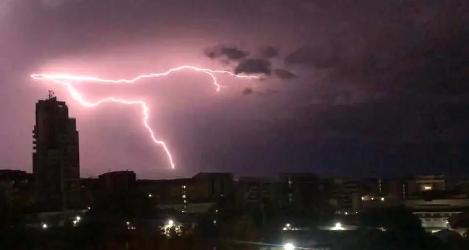 Tempesta di fulmini sulla Calabria, raffiche fino a 100 km/h sul Tirreno\n
