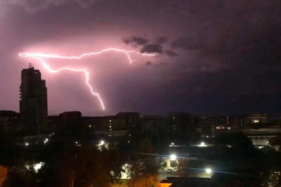 Tempesta di fulmini sulla Calabria, raffiche fino a 100 km/h sul Tirreno\n