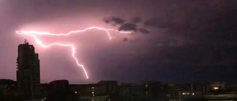 Tempesta di fulmini sulla Calabria, raffiche fino a cento chilometri orari sul Tirreno cosentino\n