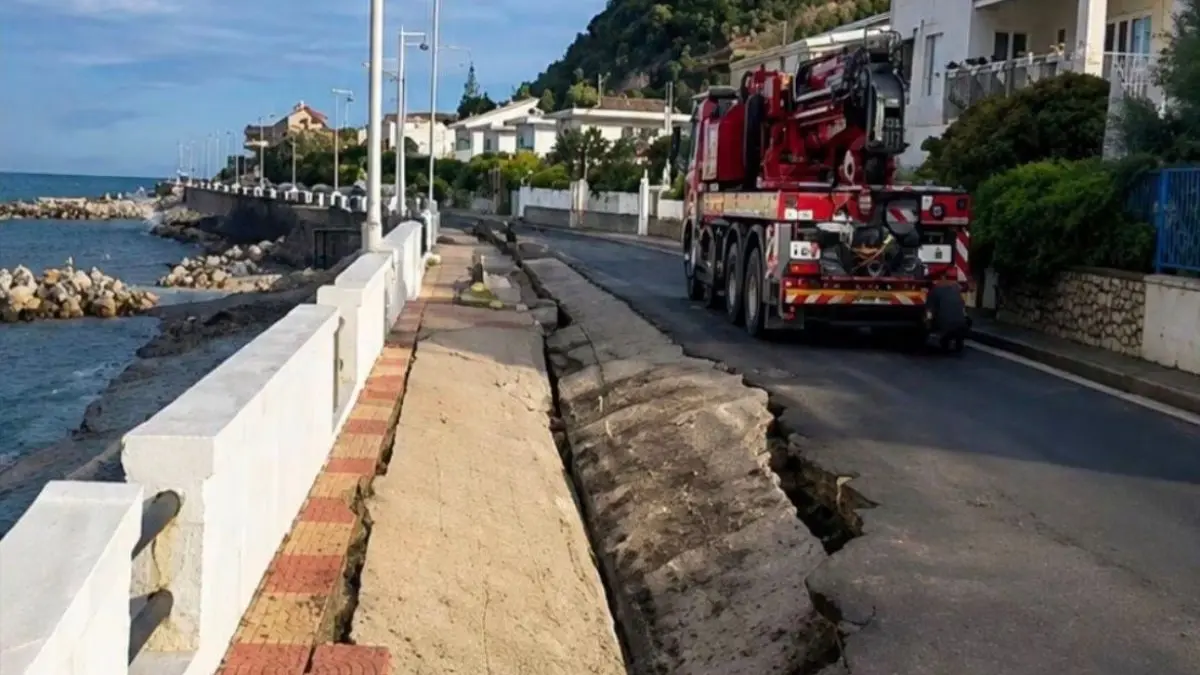 <p>Sprofonda parte del lungomare di San Lucido</p>\\n