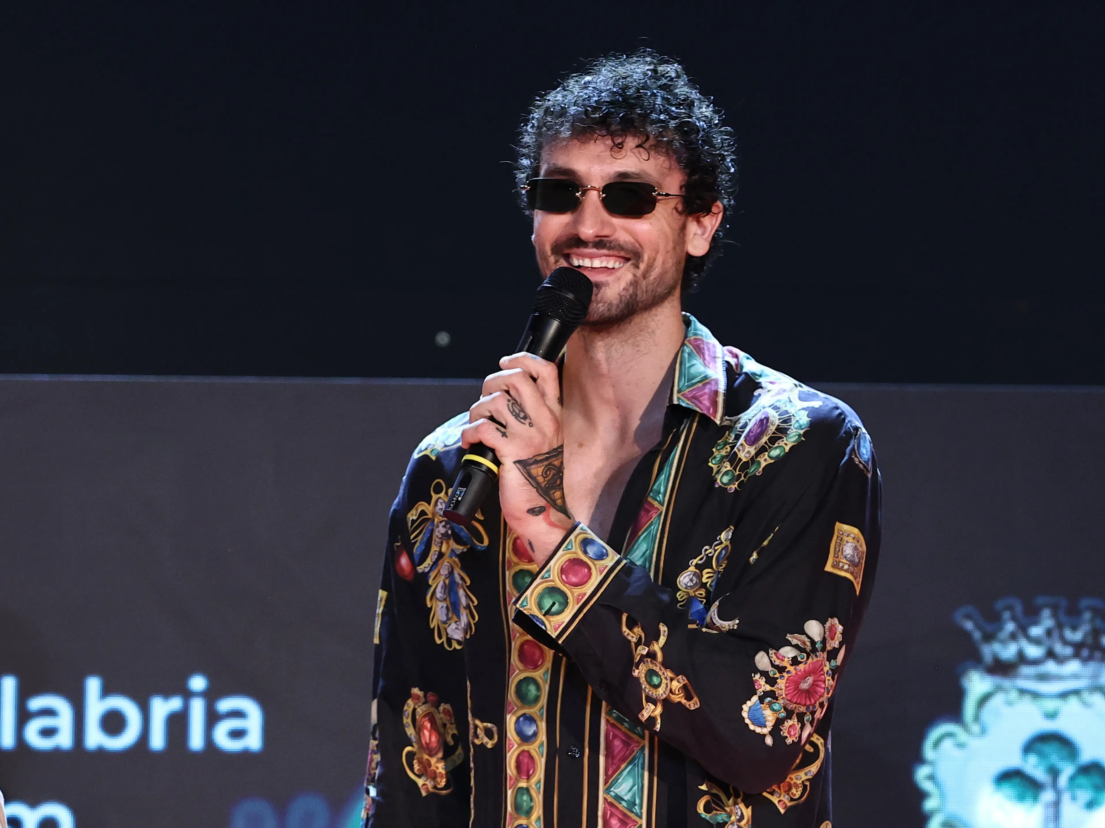 Carl Brave in concerto stasera a Vibo Marina: performer, luci ed eventi musicali di ogni tipo per\u00A0“Una Notte da Sogno”\n