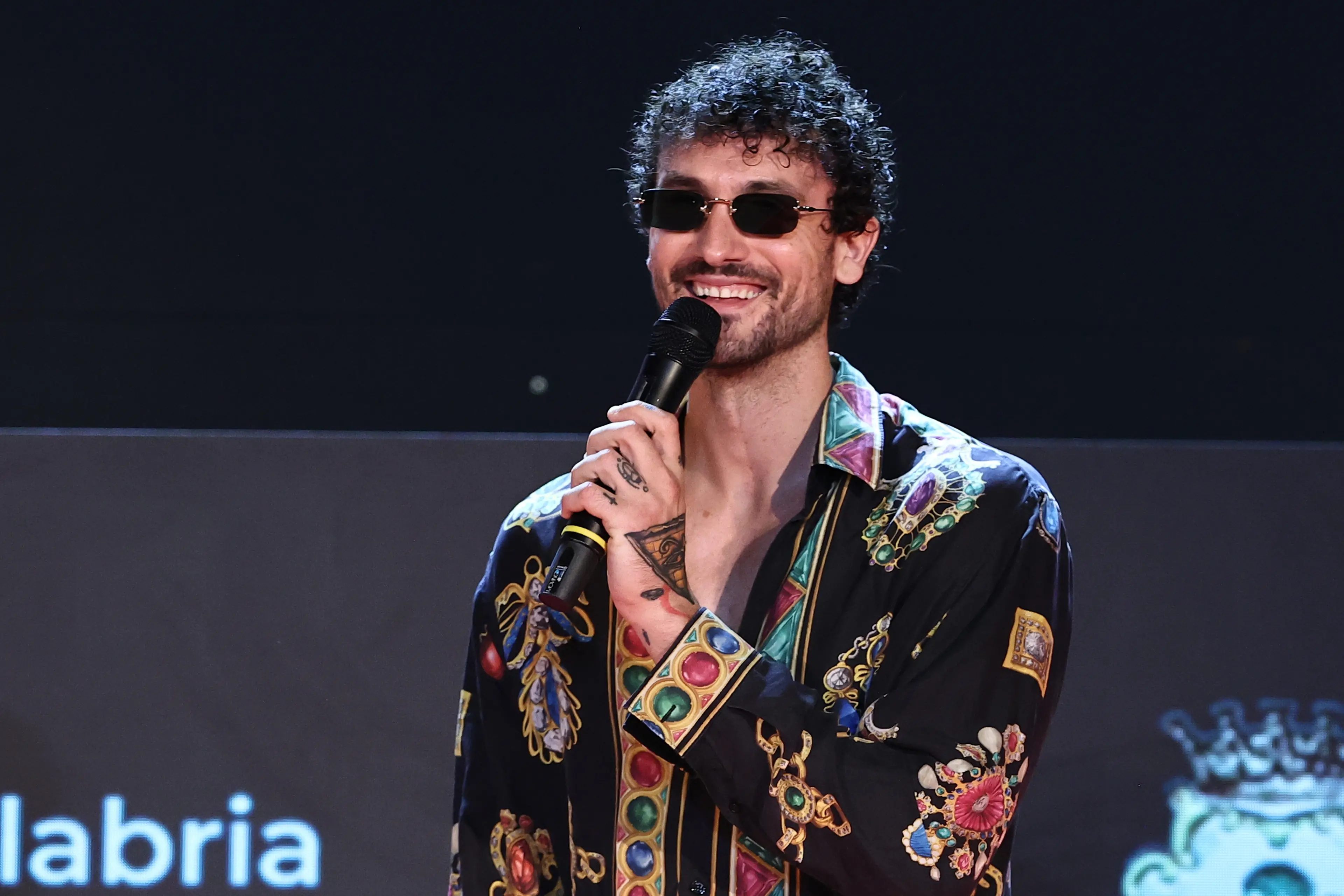 Carl Brave in concerto stasera a Vibo Marina: performer, luci ed eventi musicali di ogni tipo per\u00A0“Una Notte da Sogno”\n