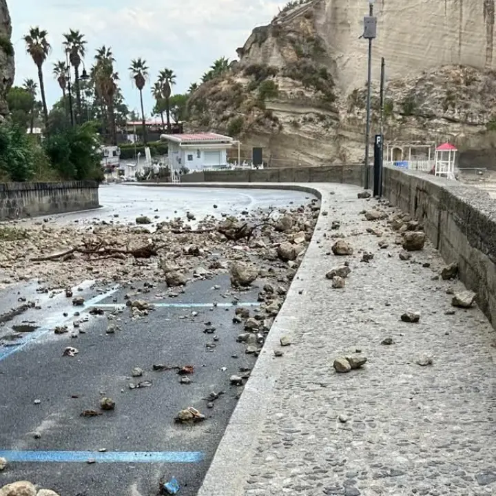 Piove, tutti a Tropea!\u00A0Massi sulla strada ai piedi della rupe e centro preso d’assalto dai turisti: traffico in tilt sulla litoranea\u00A0e accessi in città bloccati\n
