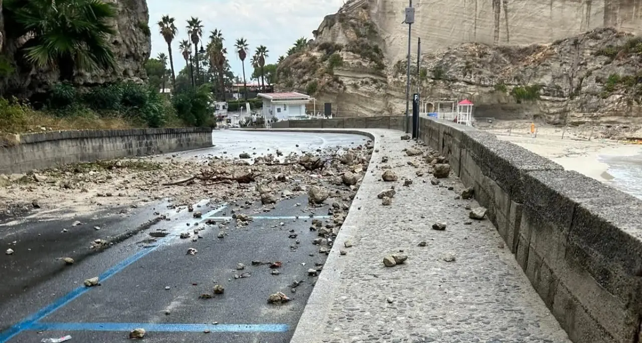 Piove, tutti a Tropea!\u00A0Massi sulla strada ai piedi della rupe e centro preso d’assalto dai turisti: traffico in tilt sulla litoranea\u00A0e accessi in città bloccati\n
