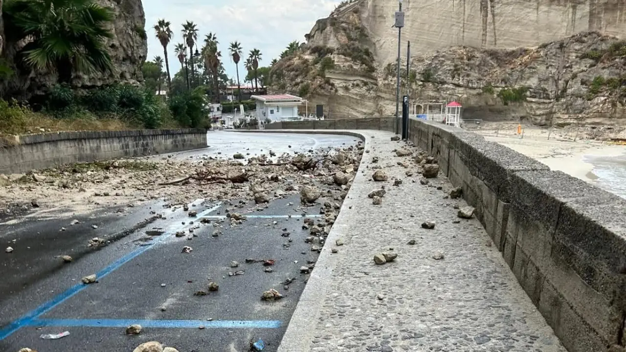 Piove, tutti a Tropea!\u00A0Massi sulla strada ai piedi della rupe e centro preso d’assalto dai turisti: traffico in tilt sulla litoranea\u00A0e accessi in città bloccati\n