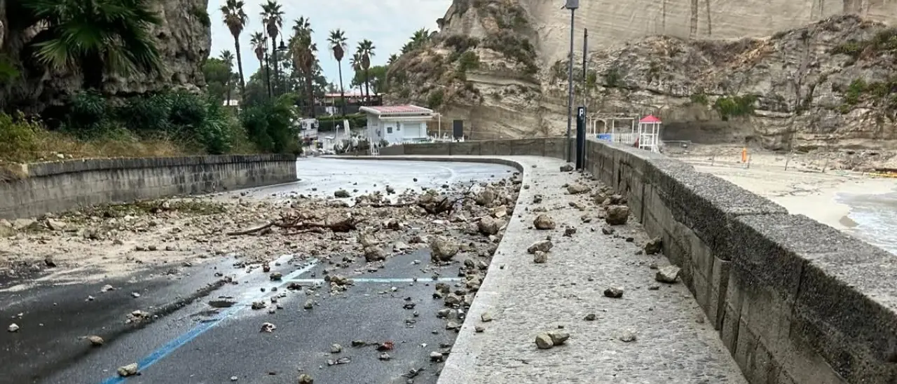 Piove, tutti a Tropea!\u00A0Massi sulla strada ai piedi della rupe e centro preso d’assalto dai turisti: traffico in tilt sulla litoranea\u00A0e accessi in città bloccati\n