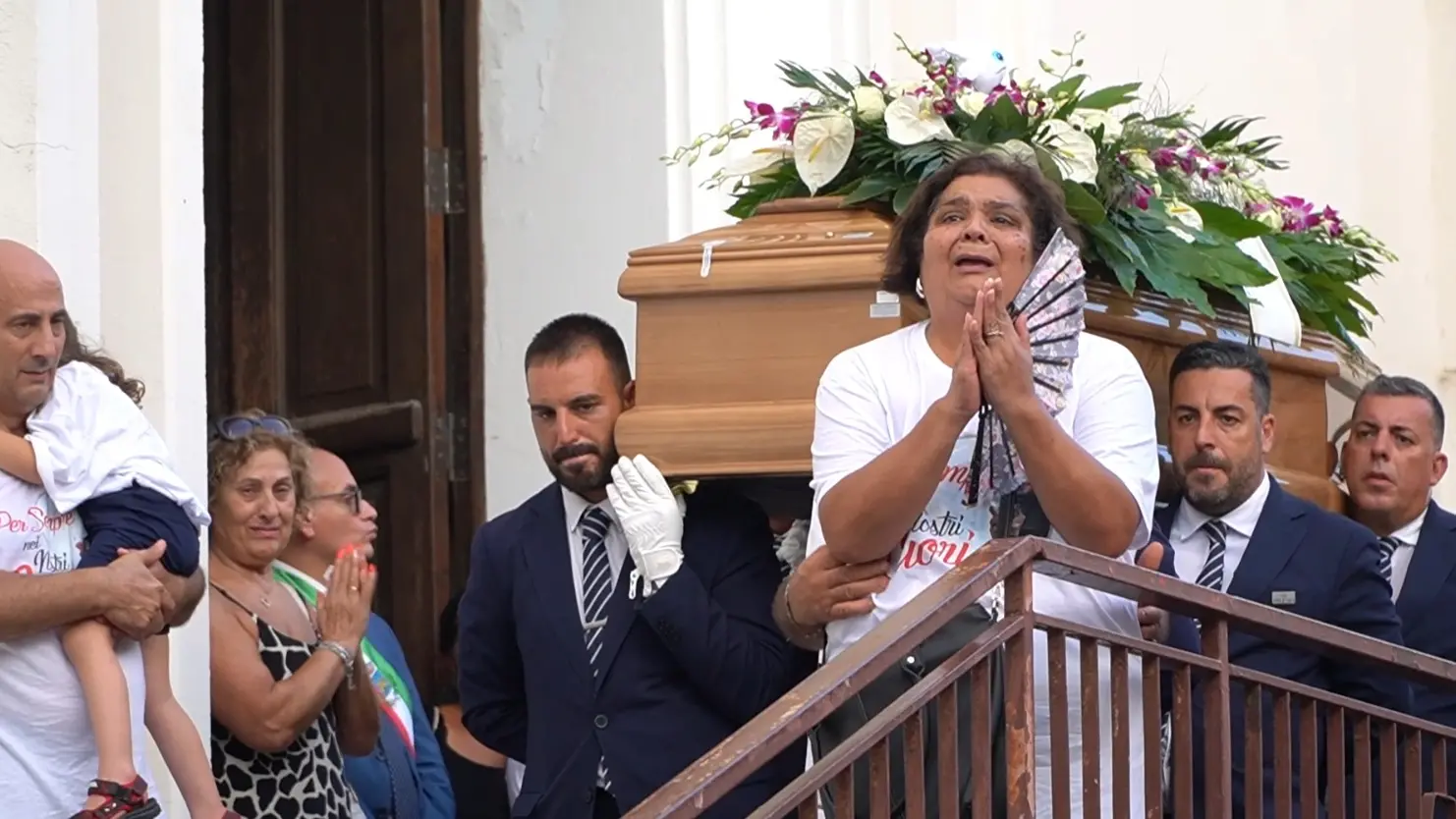 <p>«Solo giustizia, nessun’altra mamma provi questo dolore»: <span style=\"color:hsl(0, 75%, 60%);\">la lezione della madre di Antonio Perrotta </span>a chi invoca vendetta</p>