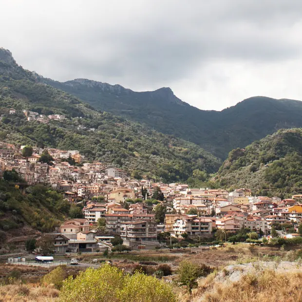 Chiodi sulla strada per il Mercato della Badia a Bivongi, la solidarietà della Jungi Mundu\n