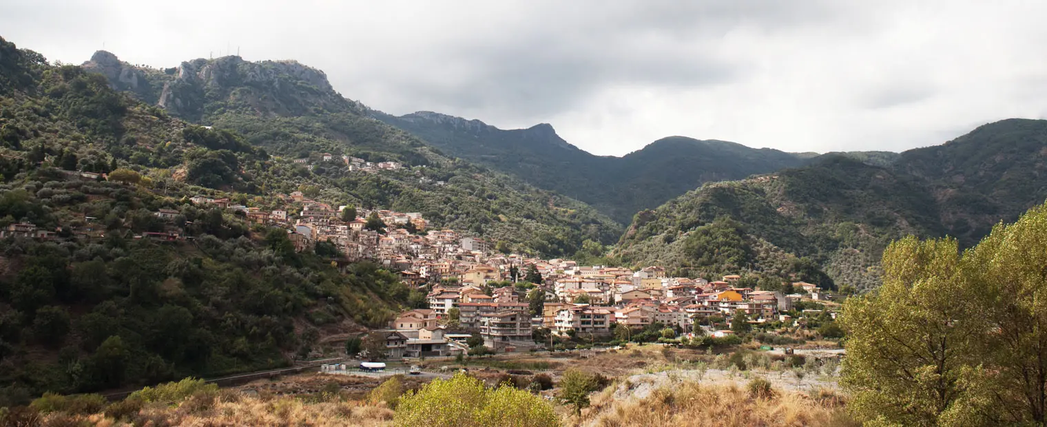 Chiodi sulla strada per il Mercato della Badia a Bivongi, la solidarietà della Jungi Mundu\n
