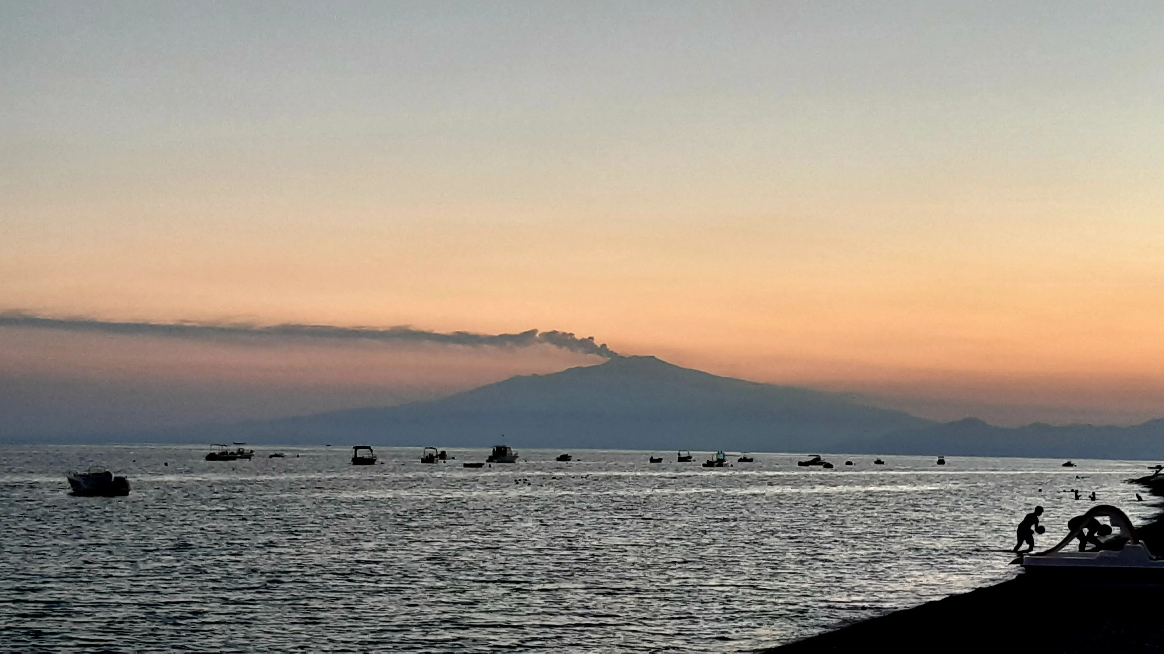 Melito Porto Salvo, due bambini rischiano di annegare a mare: salvati dai Vigili del Fuoco\n