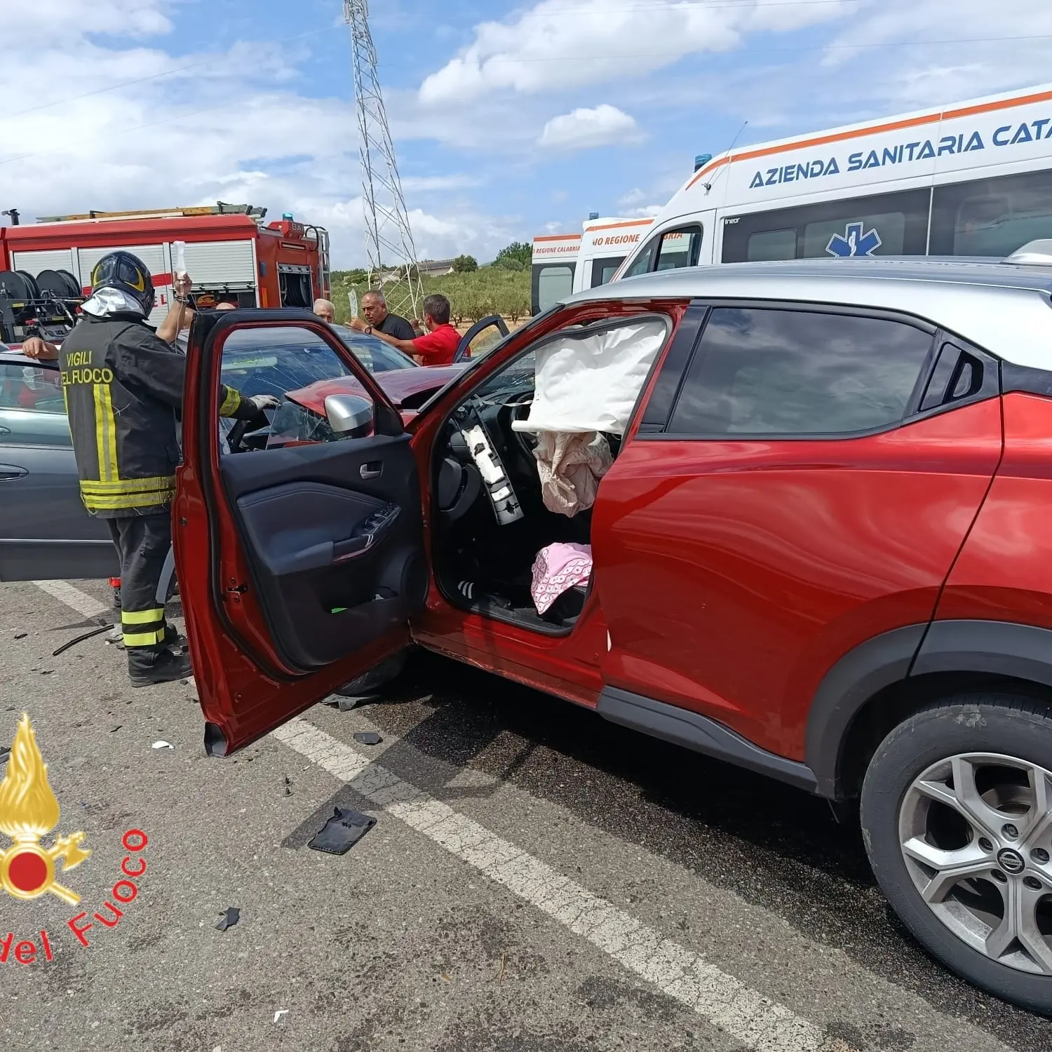 Incidente frontale tra due auto\u00A0sulla provinciale Cropani-Sersale, tre feriti: anziana trasferita in ospedale in elisoccorso\n