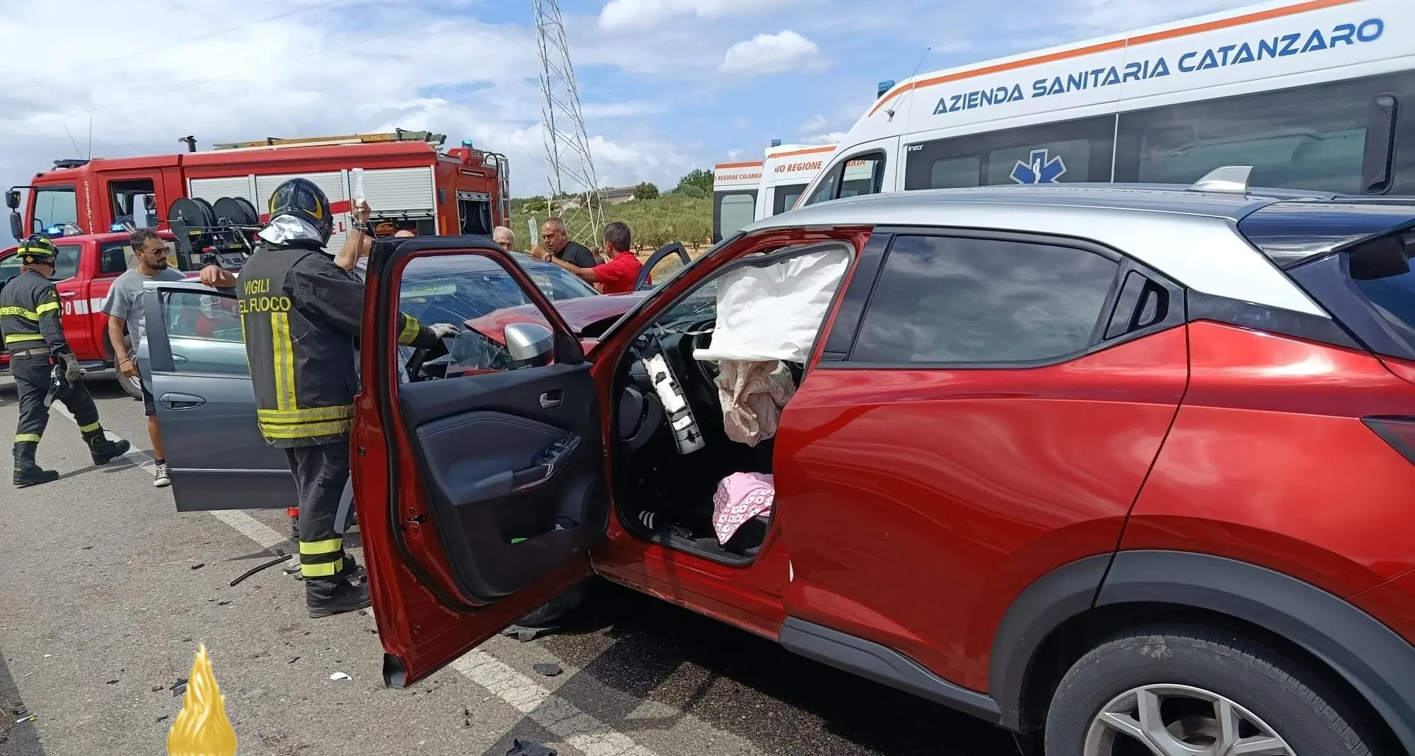 Incidente frontale tra due auto\u00A0sulla provinciale Cropani-Sersale, tre feriti: anziana trasferita in ospedale in elisoccorso\n