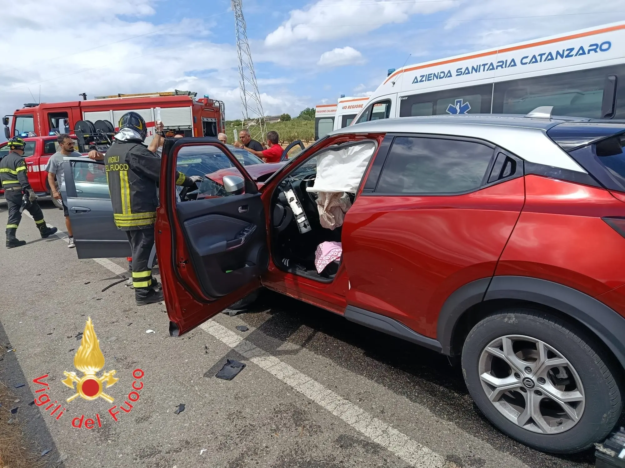 Incidente frontale tra due auto\u00A0sulla provinciale Cropani-Sersale, tre feriti: anziana trasferita in ospedale in elisoccorso\n