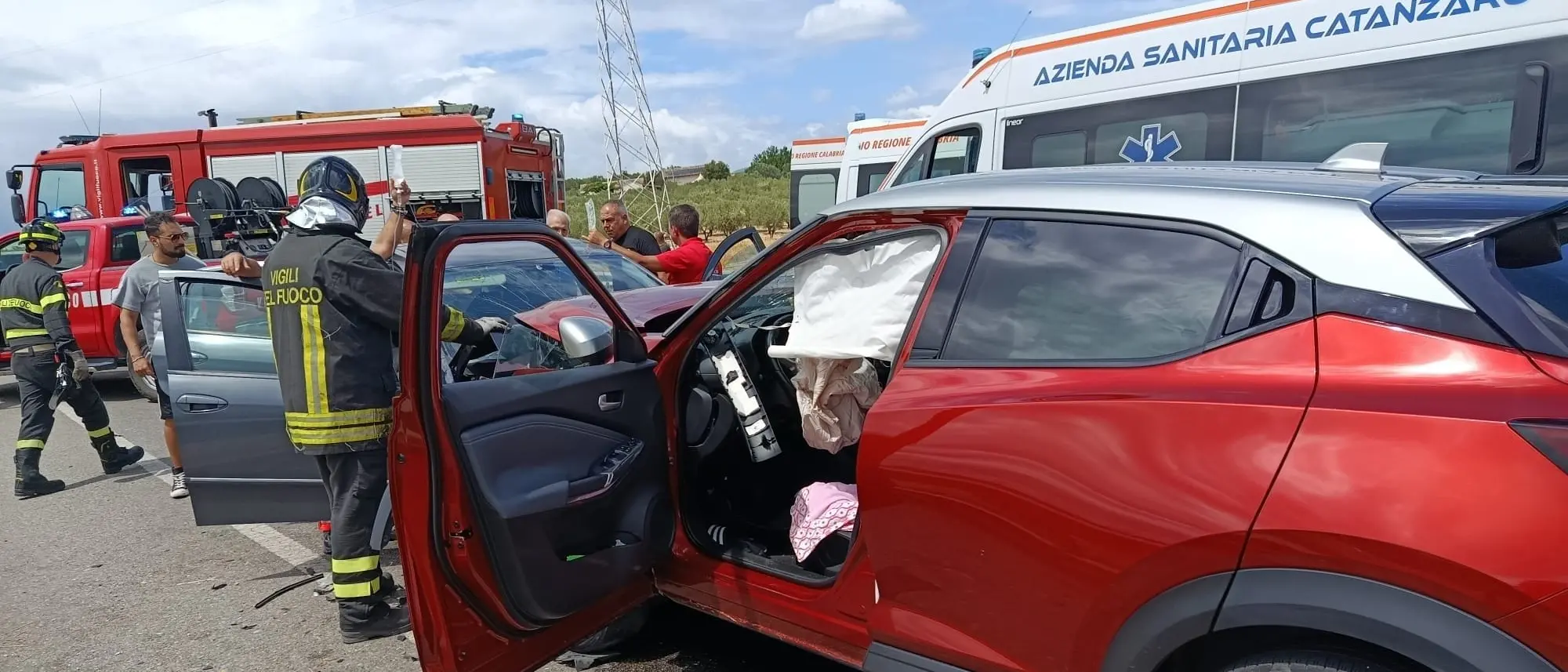 Incidente frontale tra due auto\u00A0sulla provinciale Cropani-Sersale, tre feriti: anziana trasferita in ospedale in elisoccorso\n