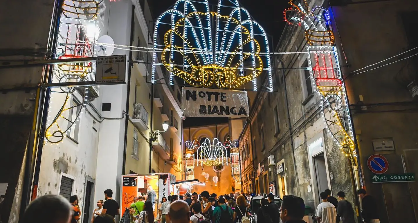 Mormanno, migliaia in piazza per la Notte Bianca con Joe T Vannelli. Ora il Folklore internazionale\n