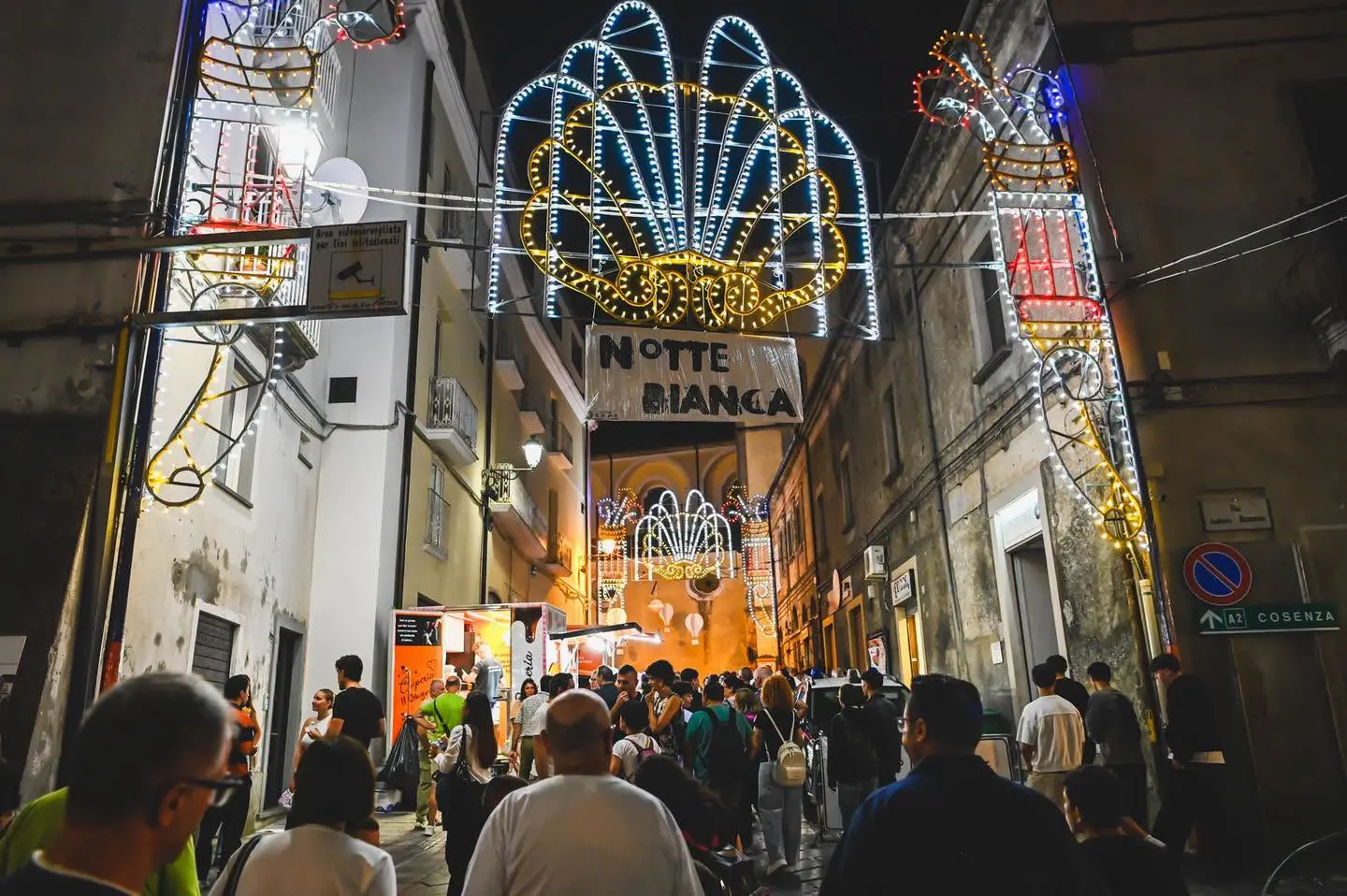Mormanno, migliaia in piazza per la Notte Bianca con Joe T Vannelli. Ora il Folklore internazionale\n
