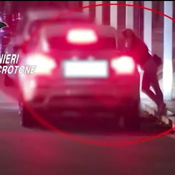 <p>Sgominato un giro di prostituzione a Crotone e Isola Capo Rizzuto: sei arresti e un hotel sequestrato. Profitti fino a 90mila euro</p>