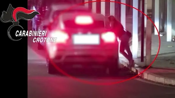 <p><span style=\"color:hsl(0, 75%, 60%);\">Sgominato un giro di prostituzione </span>a Crotone e Isola Capo Rizzuto: sei arresti e un hotel sequestrato. Profitti fino a 90mila euro</p>