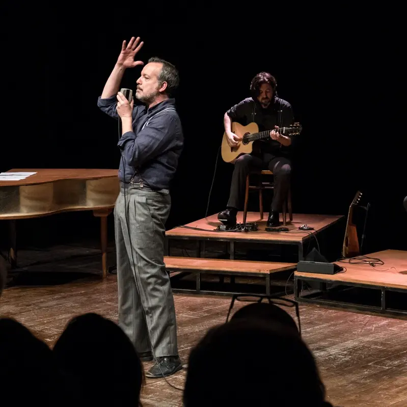 Nel blu, il racconto intimo su Modugno in scena a Capo Arte Teatro\n